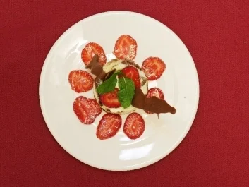 Rezept: Champagnertörtchen mit marinierten Erdbeeren (Claus Vincon) Champagnertörtchen mit marinierten Erdbeeren (Claus Vincon) - Rezept