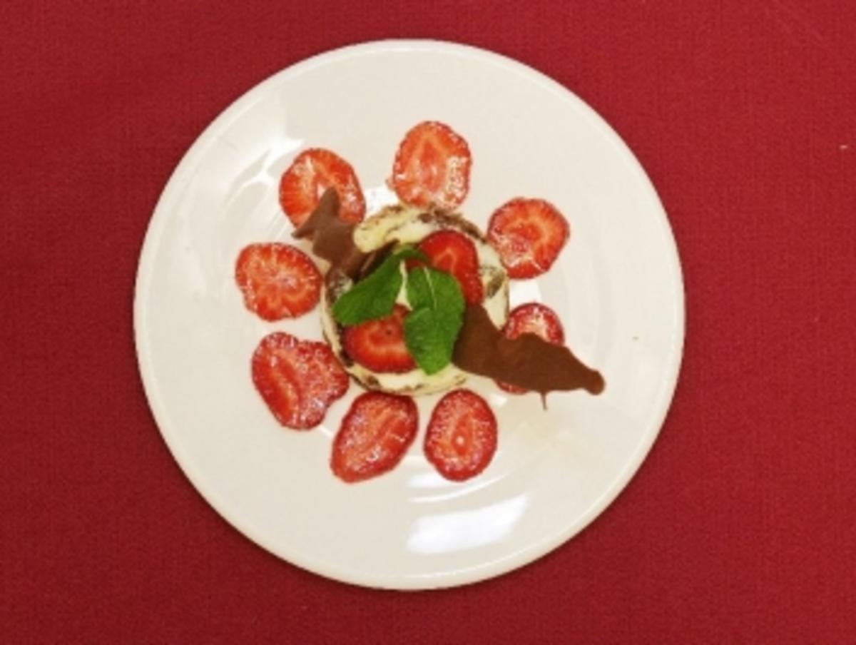 Champagnertörtchen mit marinierten Erdbeeren (Claus Vincon) - Rezept ...