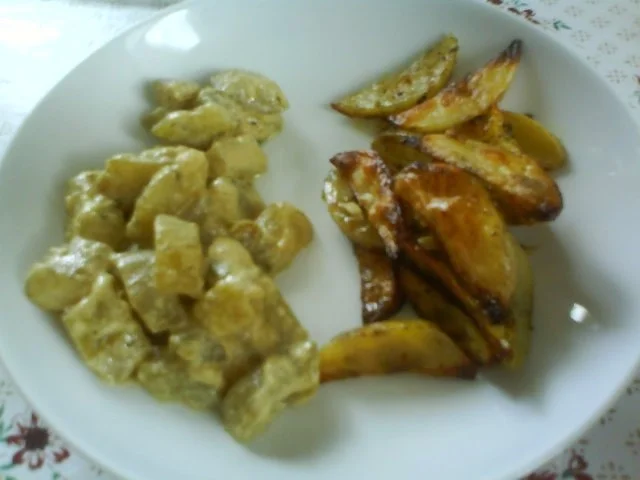 Rezept: Senfschmorgurken mit Kräuterkartoffelspalten Senfschmorgurken mit Kräuterkartoffelspalten - Rezept