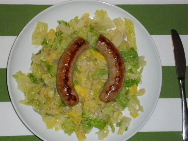Rezept: Bratwurst auf winterlichem Wirsing Bratwurst auf winterlichem Wirsing - Rezept