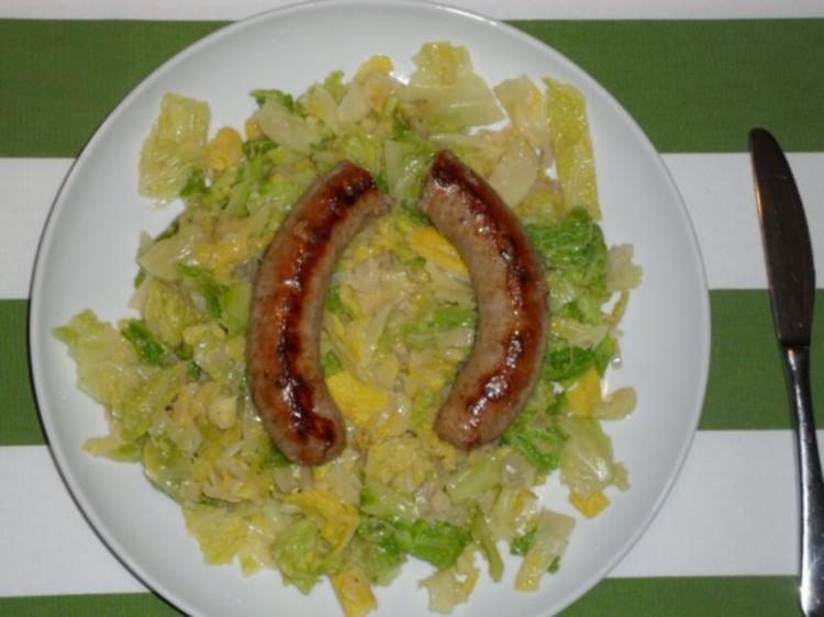 Bratwurst auf winterlichem Wirsing - Rezept - kochbar.de