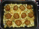 Frikadellen auf einem Kartoffelbett - Rezept