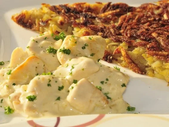 Hühnergeschnetzeltes nach Zürcher Art mit Rösti - Rezept