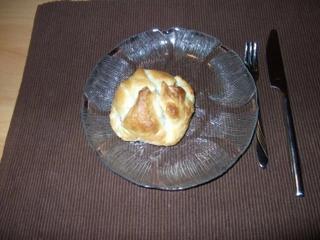 Rezept: Rotwein-Cassisbirne im Blätterteig Dieter´s Art Rotwein-Cassisbirne im Blätterteig Dieter´s Art - Rezept