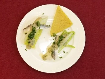 Rezept: Geviertelte Salatherzen mit Boquerones (Knacki Deuser) Geviertelte Salatherzen mit Boquerones (Knacki Deuser) - Rezept