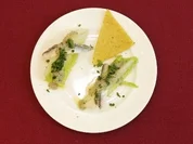Geviertelte Salatherzen mit Boquerones (Knacki Deuser) - Rezept