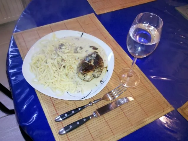 Rezept: Geflügel: Provencalisches Hähnchenbrustfilet mit Käse-Sahne-Soße und Spätzle Bild Nr. 10 Geflügel: Provencalisches Hähnchenbrustfilet mit Käse-Sahne-Soße und Spätzle - Rezept - Bild Nr. 10