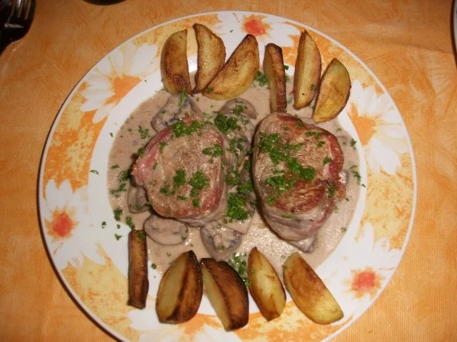 Schweinemedaillons mit Champingonsauce und Kartoffeln - Rezept