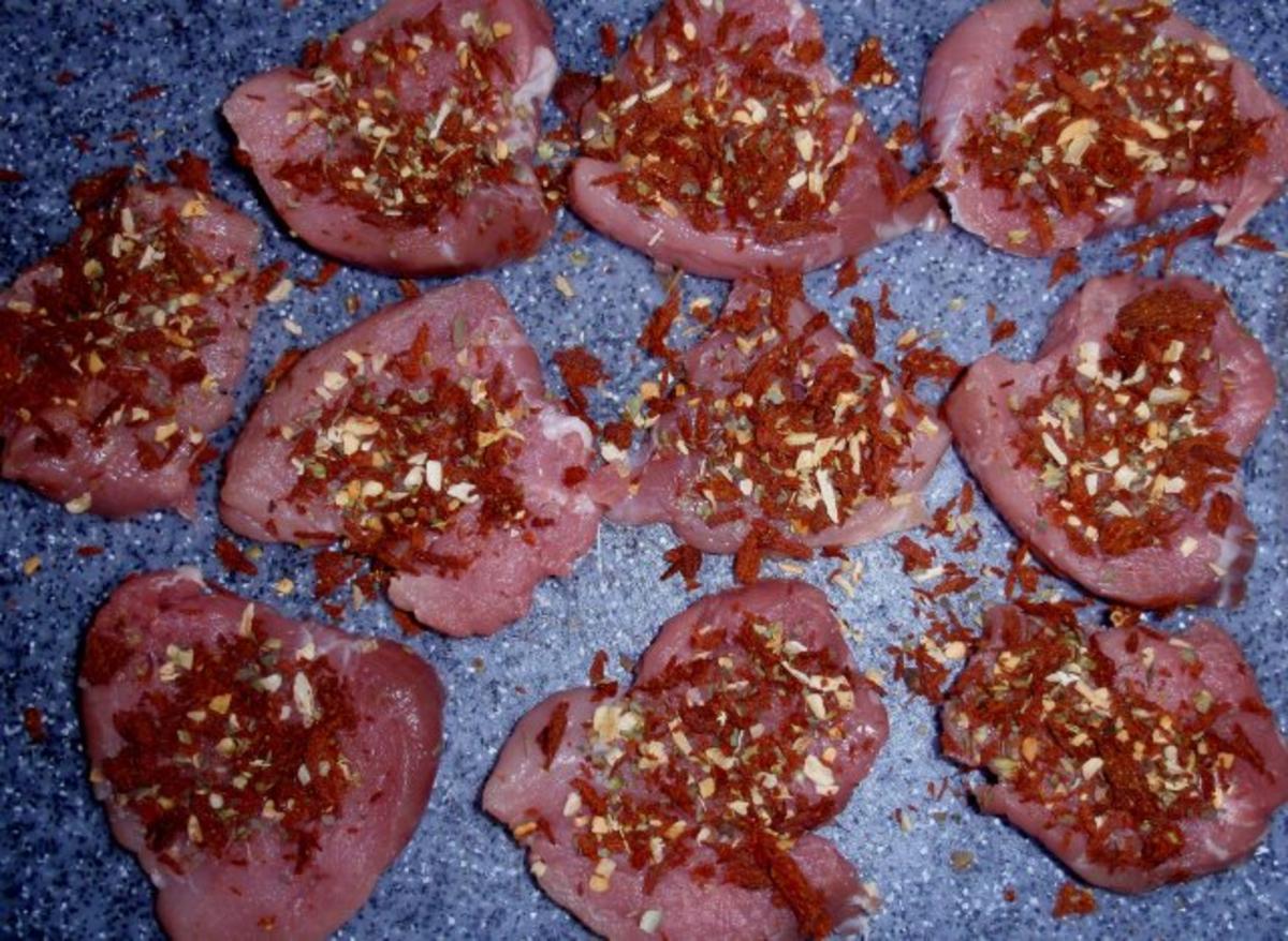 Filet auf Tomaten-Paprikasugo und Nudeltürmchen - Rezept - Bild Nr. 3