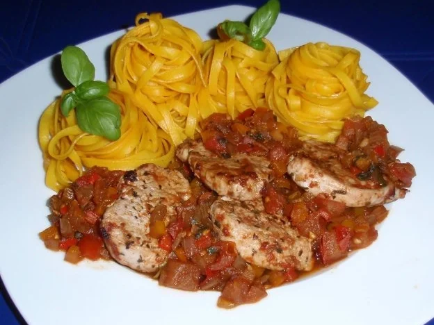 Rezept: Filet auf Tomaten-Paprikasugo und Nudeltürmchen Bild Nr. 10 Filet auf Tomaten-Paprikasugo und Nudeltürmchen - Rezept - Bild Nr. 10