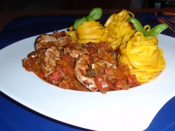 Rezept: Filet auf Tomaten-Paprikasugo und Nudeltürmchen Bild Nr. 11 Filet auf Tomaten-Paprikasugo und Nudeltürmchen - Rezept - Bild Nr. 11