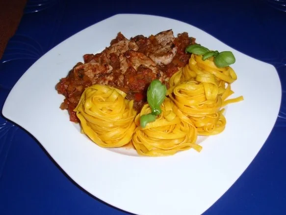 Rezept: Filet auf Tomaten-Paprikasugo und Nudeltürmchen Bild Nr. 12 Filet auf Tomaten-Paprikasugo und Nudeltürmchen - Rezept - Bild Nr. 12