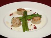 Gebratene Jakobsmuscheln an Thaispargel mit Basilikumöl und rosa Pfeffer - Rezept
