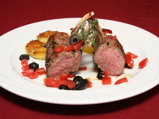 Lammkarree aus dem Ofen mit Kartoffelplätzchen und Gemüse - Rezept