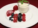 Variationen von frischen Beeren an Zitronencrème - Rezept