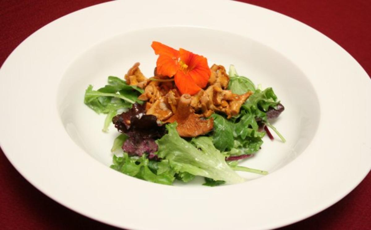 Gebratene Pfifferlinge mit Wildkräutern - Rezept - kochbar.de