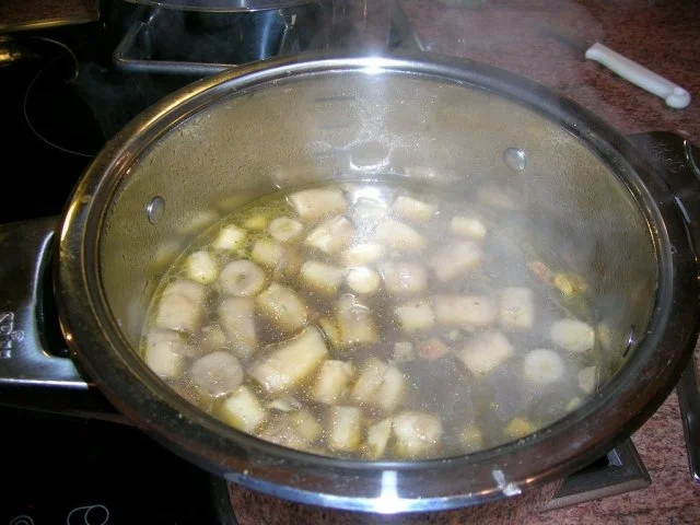 Rezept: Pilz-Essenz mit Crépes-Streifen (leider habe ich kurz vor dem Servieren vergessen, ein Bild Nr. 2 Pilz-Essenz mit Crépes-Streifen (leider habe ich kurz vor dem Servieren vergessen, ein - Rezept - Bild Nr. 2