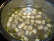 Pilz-Essenz mit Crépes-Streifen (leider habe ich kurz vor dem Servieren vergessen, ein - Rezept