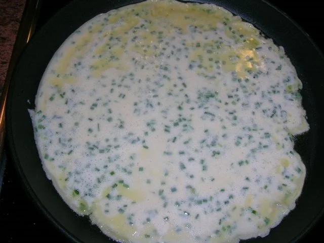 Rezept: Pilz-Essenz mit Crépes-Streifen (leider habe ich kurz vor dem Servieren vergessen, ein Bild Nr. 3 Pilz-Essenz mit Crépes-Streifen (leider habe ich kurz vor dem Servieren vergessen, ein - Rezept - Bild Nr. 3