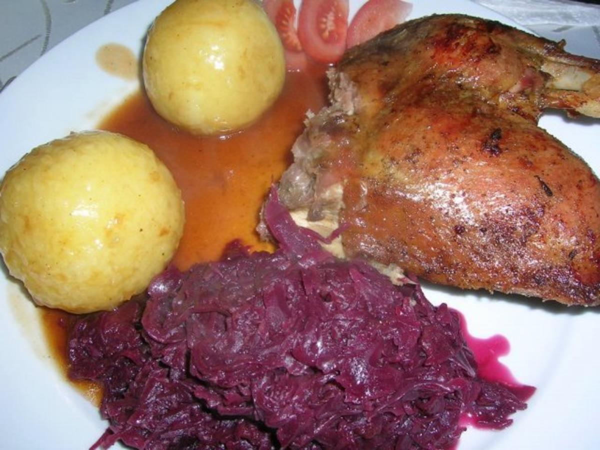 Gänsebraten an Portweinsauce mit Quitten-Rotkohl und Knödel - Rezept - Bild Nr. 2