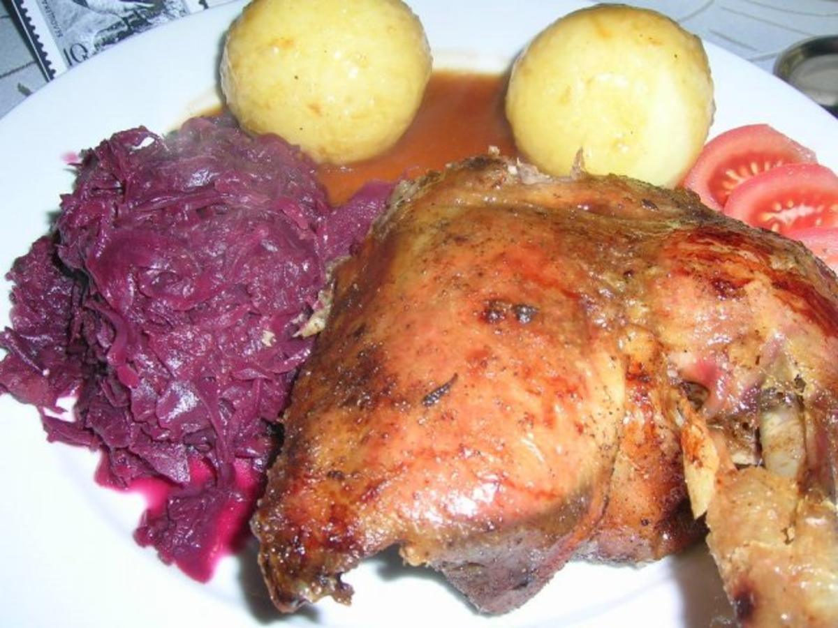 Bilder für Gänsebraten an Portweinsauce mit Quitten-Rotkohl und Knödel - Rezept