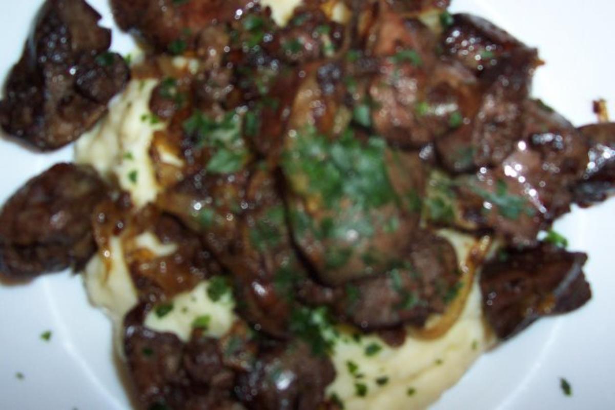 Hähnchenleber auf Kartoffelpü - Rezept - kochbar.de