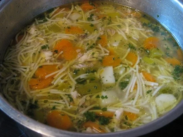 Rezept: Hühnersuppe mit Fädchennudeln Hühnersuppe mit Fädchennudeln - Rezept