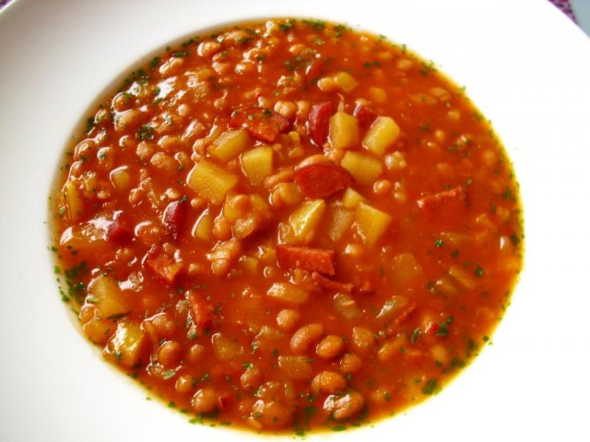 Bilder für Bohnensuppe mit Bohnen gebacken in Tomatensauce und Zwiebel - Rezept