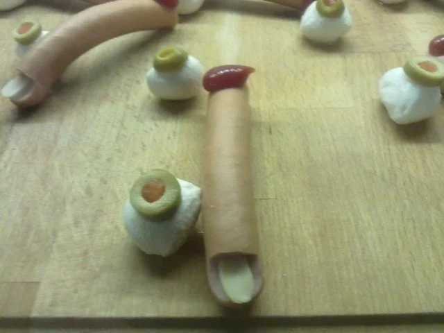 Rezept: Halloween: abgerissene Finger Bild Nr. 6 Halloween: abgerissene Finger - Rezept - Bild Nr. 6