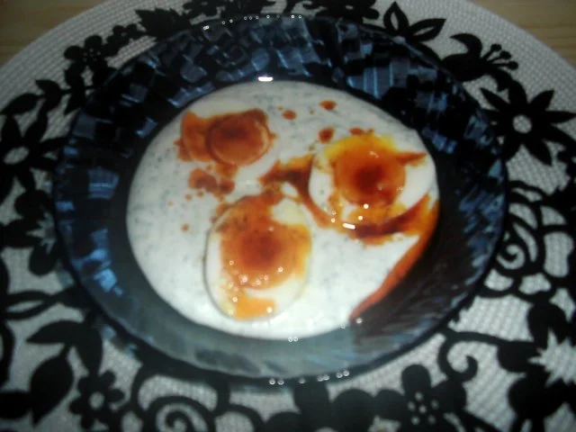 Eier auf Joghurt mit Paprikabutter - Rezept