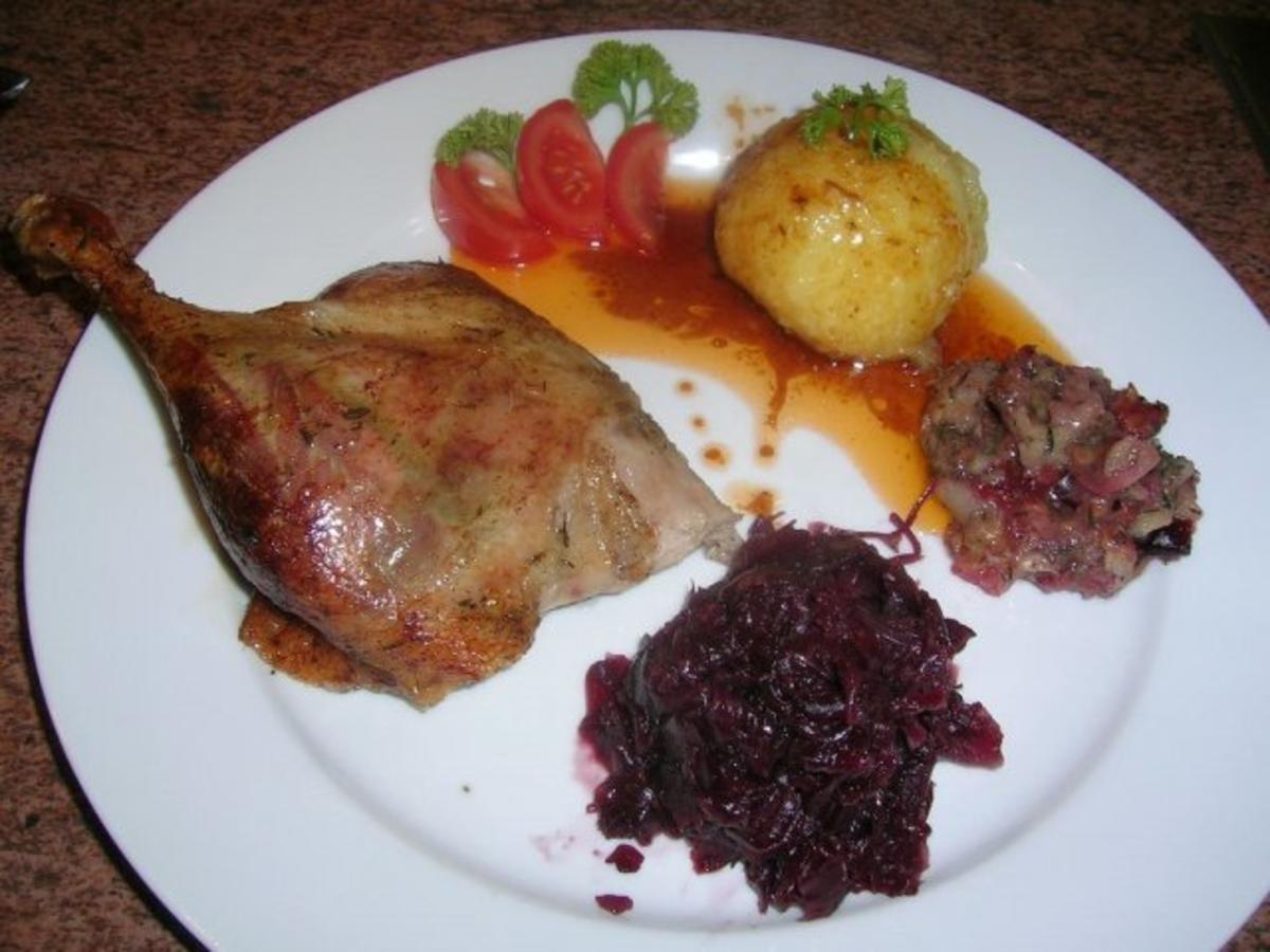 Entenbraten mit Äpfel u Pflaumen,  Preiselbeerrotkohl mit Klössen +leckerem Sößchen - Rezept - Bild Nr. 2