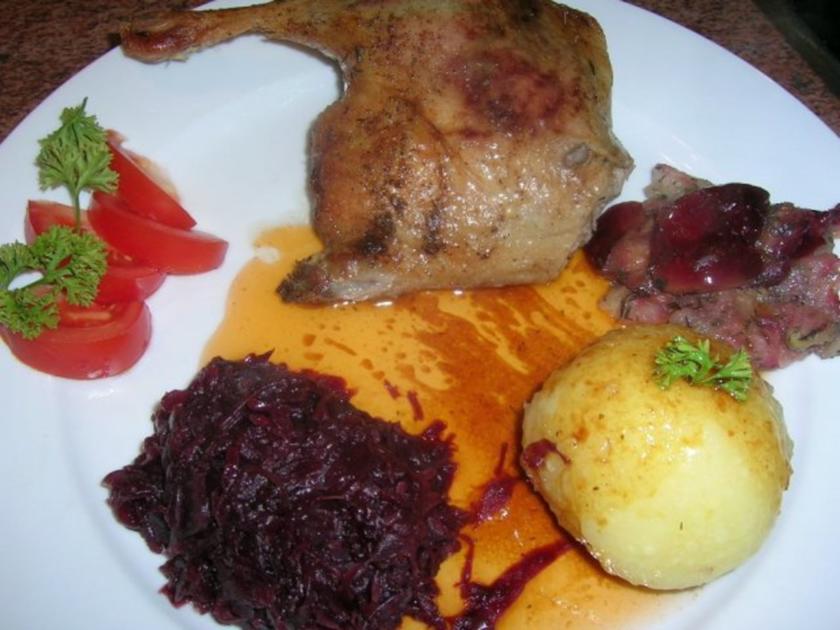 Entenbraten mit Äpfel u Pflaumen, Preiselbeerrotkohl mit Klössen ... Entenbraten mit Äpfel u Pflaumen, Preiselbeerrotkohl mit Klössen ...
