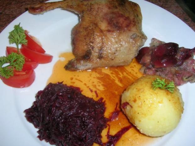 Entenbraten mit Äpfel u Pflaumen, Preiselbeerrotkohl mit Klössen ...