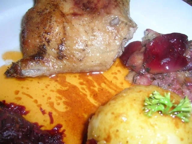 Rezept: Entenbraten mit Äpfel u Pflaumen, Preiselbeerrotkohl mit Klössen +leckerem Sößchen Bild Nr. 4 Entenbraten mit Äpfel u Pflaumen, Preiselbeerrotkohl mit Klössen +leckerem Sößchen - Rezept - Bild Nr. 4