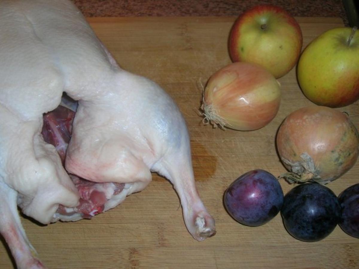 Entenbraten mit Äpfel u Pflaumen,  Preiselbeerrotkohl mit Klössen +leckerem Sößchen - Rezept - Bild Nr. 12