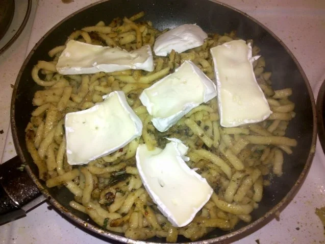 Geflügel: Mariniertes Putenschnitzel mit Bratspätzle und Käse-Sahne-Soße - Rezept - Bild Nr. 6