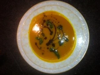 Kürbissuppe mit Koriander-Pesto für Feinschmecker - Rezept