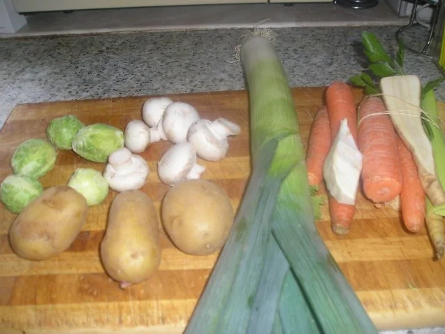 Gemüsesuppe mit Champignons und getrockneten Steinpilzen - Rezept - Bild Nr. 2