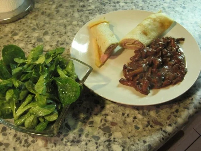 Rezept: Eierpfannkuchen mit Schinken mit Pfifferlingen in Rotwein-Sahne-Soße dazu Feldsalat Eierpfannkuchen mit Schinken mit Pfifferlingen in Rotwein-Sahne-Soße dazu Feldsalat - Rezept