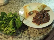 Eierpfannkuchen mit Schinken mit Pfifferlingen in Rotwein-Sahne-Soße dazu Feldsalat - Rezept