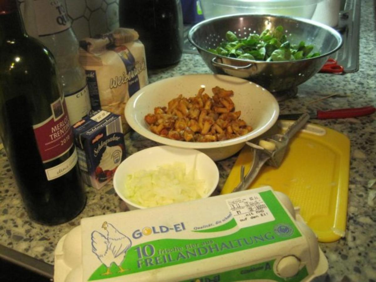 Eierpfannkuchen mit Schinken mit Pfifferlingen in Rotwein-Sahne-Soße dazu Feldsalat - Rezept - Bild Nr. 2
