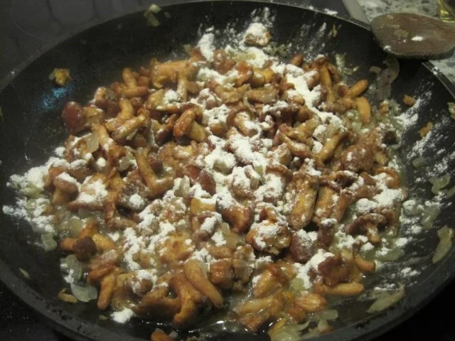 Rezept: Eierpfannkuchen mit Schinken mit Pfifferlingen in Rotwein-Sahne-Soße dazu Feldsalat Bild Nr. 5 Eierpfannkuchen mit Schinken mit Pfifferlingen in Rotwein-Sahne-Soße dazu Feldsalat - Rezept - Bild Nr. 5