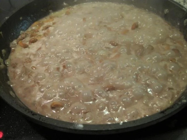 Rezept: Eierpfannkuchen mit Schinken mit Pfifferlingen in Rotwein-Sahne-Soße dazu Feldsalat Bild Nr. 6 Eierpfannkuchen mit Schinken mit Pfifferlingen in Rotwein-Sahne-Soße dazu Feldsalat - Rezept - Bild Nr. 6