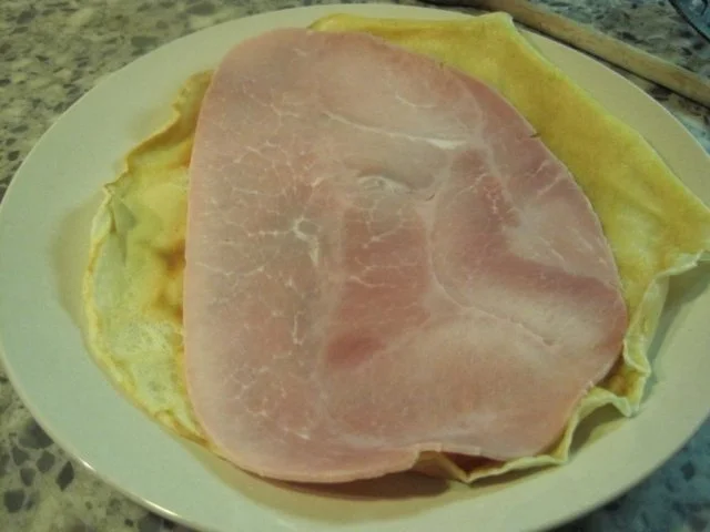 Rezept: Eierpfannkuchen mit Schinken mit Pfifferlingen in Rotwein-Sahne-Soße dazu Feldsalat Bild Nr. 9 Eierpfannkuchen mit Schinken mit Pfifferlingen in Rotwein-Sahne-Soße dazu Feldsalat - Rezept - Bild Nr. 9