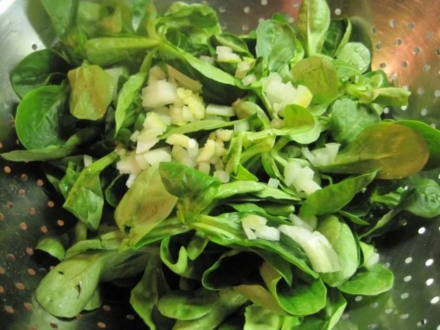 Rezept: Eierpfannkuchen mit Schinken mit Pfifferlingen in Rotwein-Sahne-Soße dazu Feldsalat Bild Nr. 10 Eierpfannkuchen mit Schinken mit Pfifferlingen in Rotwein-Sahne-Soße dazu Feldsalat - Rezept - Bild Nr. 10