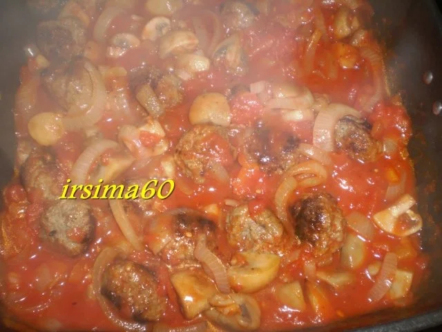 Hackbällchen in  pikanter Tomaten - Champignonsoße - Rezept - Bild Nr. 3