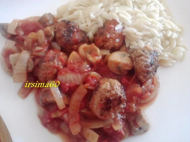 Hackbällchen in  pikanter Tomaten - Champignonsoße - Rezept - Bild Nr. 2