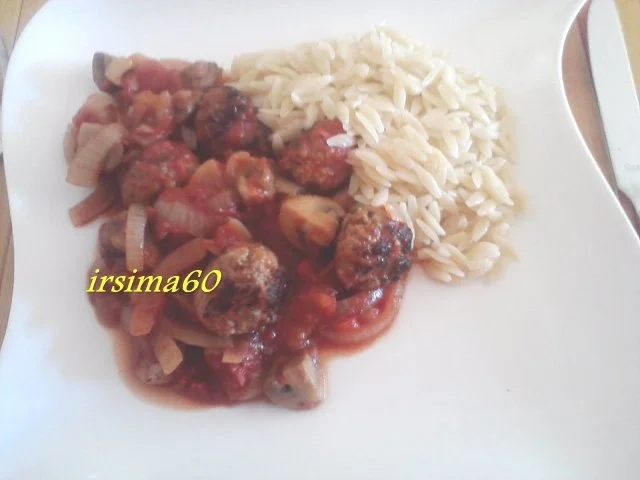 Hackbällchen in  pikanter Tomaten - Champignonsoße - Rezept