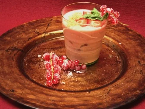 Erdbeercreme mit Vollkorn-Krokant - Rezept