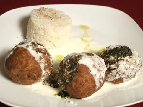Kibbeh mit Joghurtsoße - Rezept